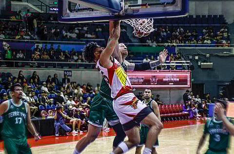 PHOTOGRAPH COURTESY OF PBA
Bennie Boatwright of San Miguel posterizes Thomas De Thaey of Terrafirma in their PBA Commissioner’s Cup game Sunday at the Smart Araneta Coliseum. The Beermen won, 132-110.