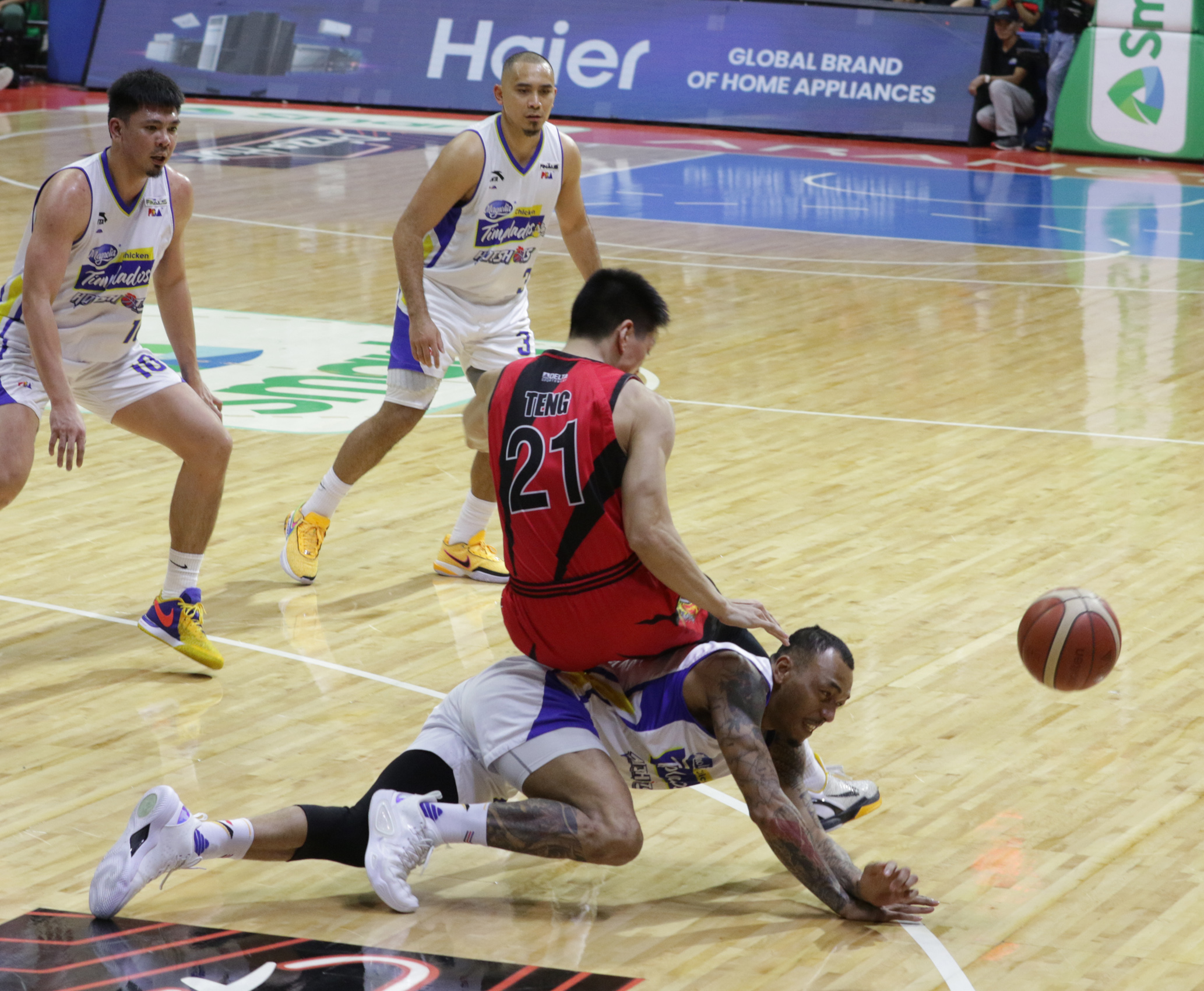 Photograph by Joey Sanchez Mendoza for the Daily Tribune @tribunephl_joey
CALVIN Abueva of Magnolia goes under Jeron Teng of San Miguel Beer in a mad scramble for possession during Game 3 of their PBA Commissioner’s Cup best-of-seven finals series last Wednesday. The Hotshots prevailed, 88-80.