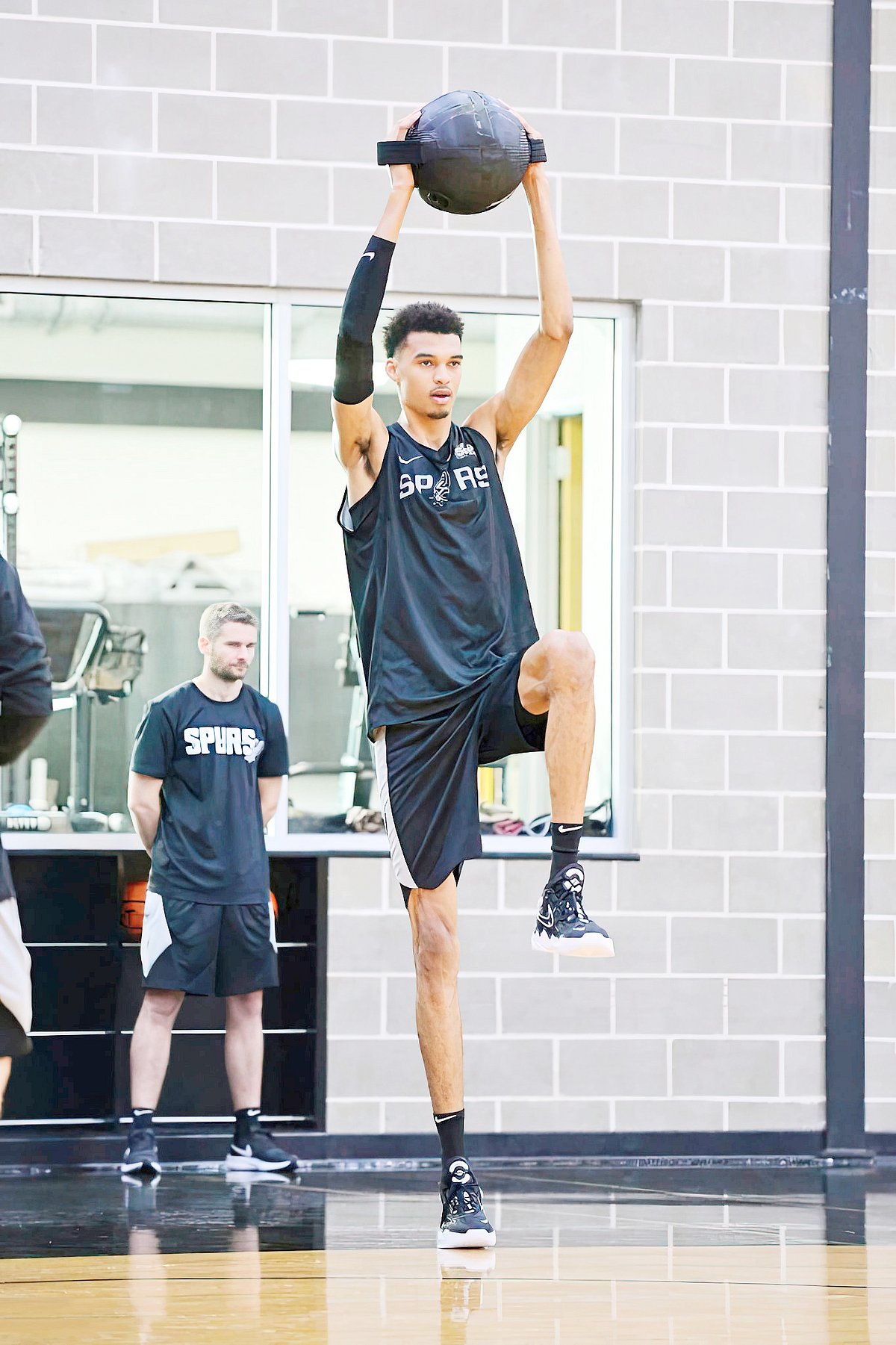 Wembanyama sparkles for Spurs