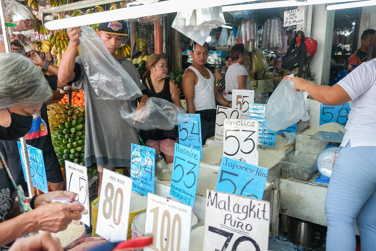 Rice retailers’ cash aid inclusive — DSWD