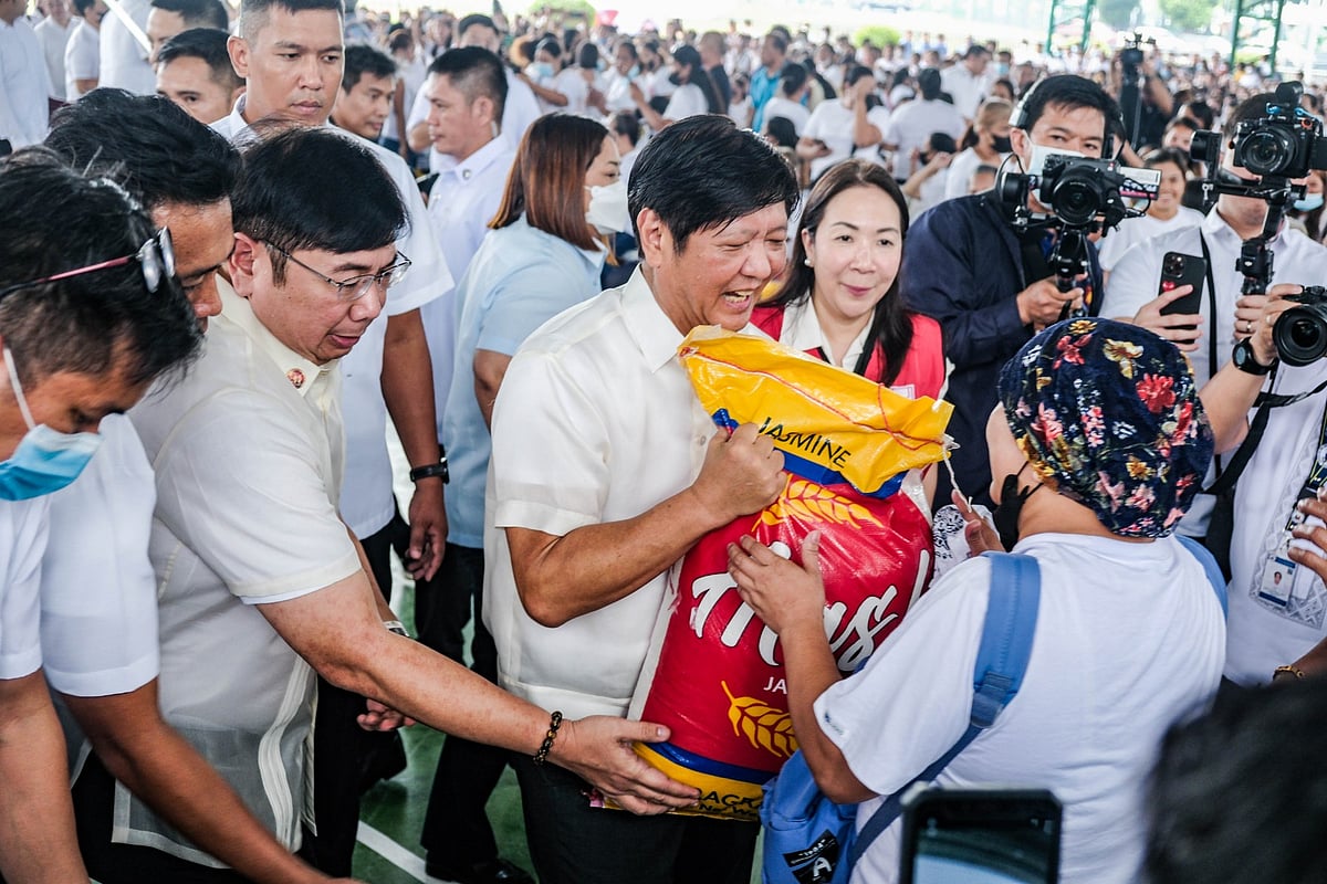 PBBM distributes rice to 4Ps beneficiaries in Cavite