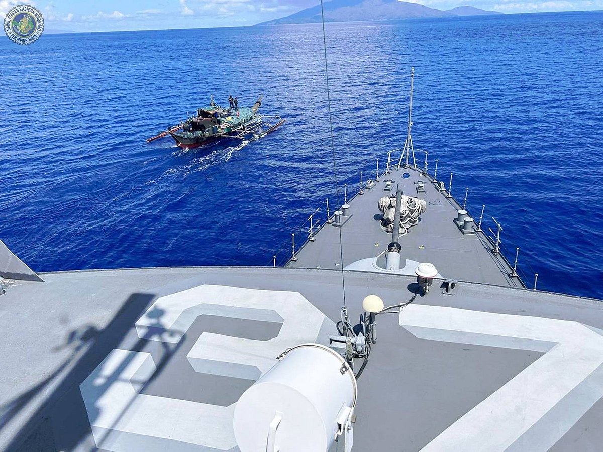 Naval Forces Intercept A Fishing Vessel Carrying Smuggled Cigarettes