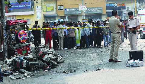 One killed, four injured as DTC bus hits vehicles in Anand Parbat