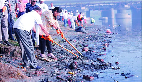 CM leads Yamuna cleanup drive at 70 ghats