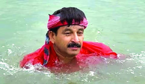 Manoj Tiwari takes dip in Yamuna, claims pollution has halved