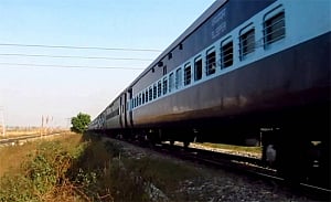 Soldiers throw six youth out of moving train