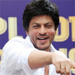SRK pledges to name actress' before him in credits