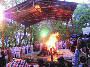 VC Shukla cremated with State honours