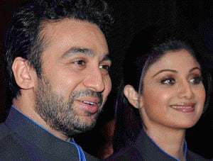 Kundra performs puja, Shilpa takes mother's support