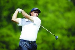 Mickelson leads after 3rd round