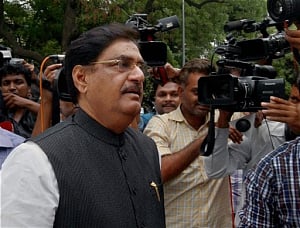 EC mulls issuing notice to Munde for lS poll expense remark