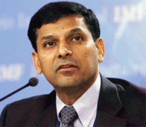 Govt, SEBI closely watching rupee fluctuation:Rajan