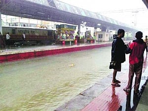 Ahmedabad-Mumbai rly tracks submerged