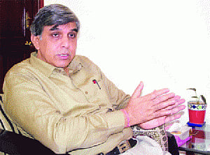 FOUR-YEAR COURSE PUTS DU AT PAR WITH GlOBAl VARSITIES