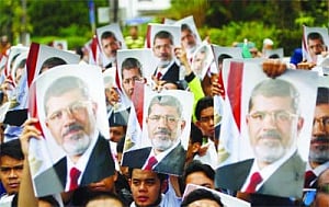 Egypt court orders Morsi's detention