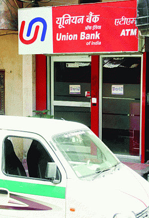 3 armed goons loot Rs39 lakh from Mansarovar Park ATM
