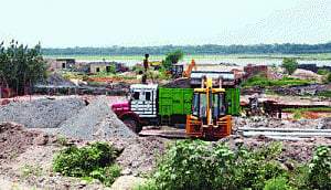 Noida cops, villagers sandbagged by mining mafia