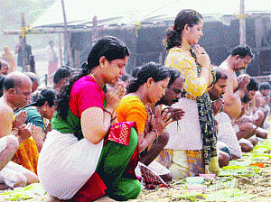 lakhs pay tributes to departed loved ones