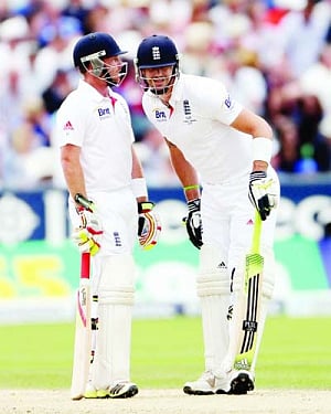 KP, Bell steady England's ship