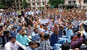 Govt employees in Seemandhra,Rayalaseema begin indefinite stir
