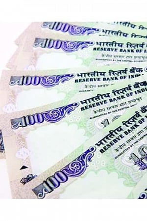 Rs  breaches 62 per $ level; Govt, RBI helpless