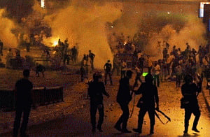 Egypt crisis: Police besiege Cairo mosque