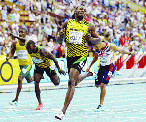 Bolt wins 200m; still on for 3rd gold