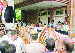 Tycoon, 3 helps, mother-daughter die in gruesome robberies