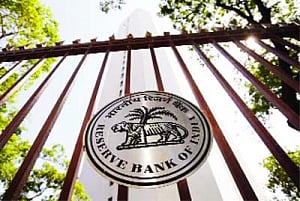 ... sees FY14 gross NPAs at  4.4% but rules out systemic risk