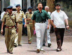 Vanzara quits IPS, blames Modi, Shah for Rsencounter' killings