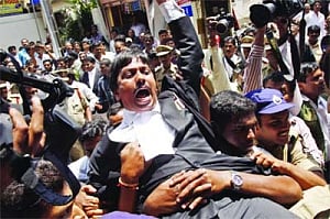 Telangana, Andhra lawyers come to blows inside HC