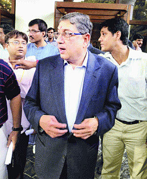 Srinivasan distances himself from Meiyappan, claims innocence