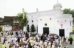 Pak Taliban kill 78 in Peshawar church