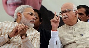 Advani, Modi share dais