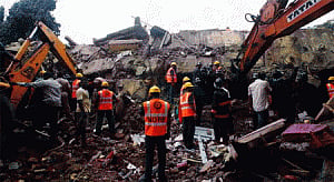 Mumbai building crash: Death toll rises to 61