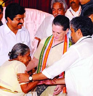 Sonia starts double-role, two-day Kerala visit