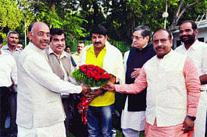 Bhojpuri behemoth Manoj Tiwari joins BJP