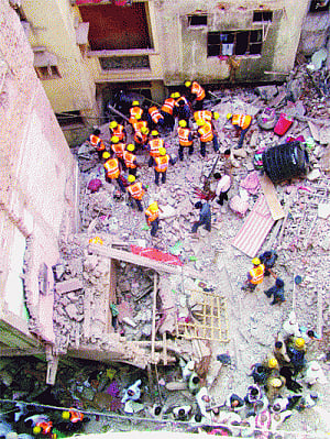 2 die in N-Delhi building collapse