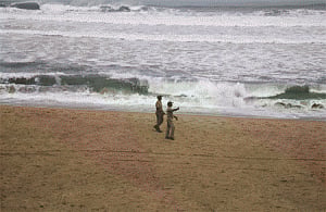 Odisha evacuates 2.5 lakh people as Phailin approaches