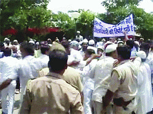 Kadalpur village community protests against Durga Shakti