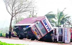 Phailin hits 9 mn people, kills 23