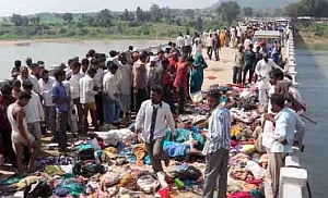 Temple stampede in Madhya Pradesh kills 105