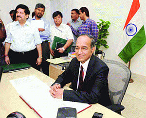 Dikshit seeks tea and sympathy from EC