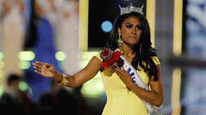 Amid budget scramble, Obama meets Indian-American Miss America