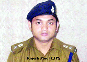 Guv asks UP Govt to take action against suspended IPS Modak