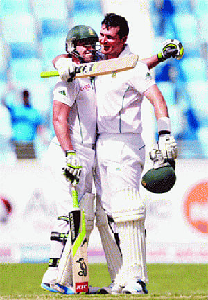 Smith, de Villiers rattle Pakistan