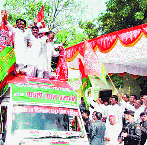 SP woos MBCs with adhikar yatra