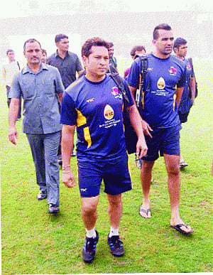 lahli in frenzy as Sachin touches down for domestic swansong