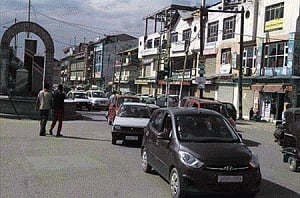 Strike evokes mixed response in Kashmir valley