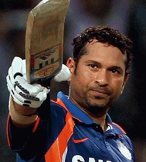 Tendulkar given guard of honour, standing ovation